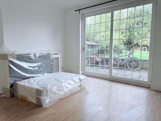 Surbiton, Surrey, KT5 - Photo 1