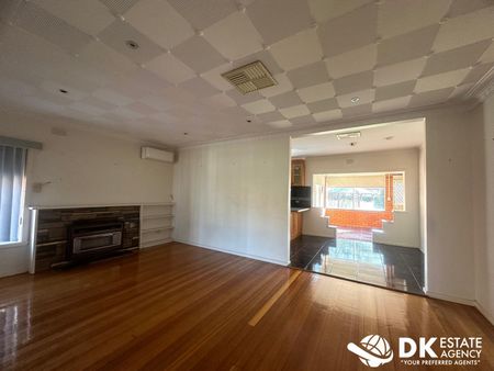 Conveniently Located in St Albans - Photo 3