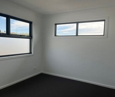 IDEALLY POSITIONED THREE BEDROOM TOWNHOUSE - Photo 1