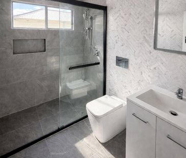 Spacious & Newly Renovated Family Home in Prime Keiraville Location - Photo 4