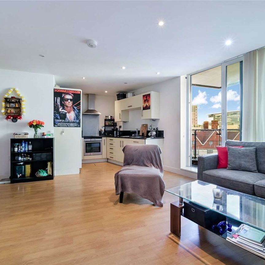 A spacious two-bedroom, two-bathroom apartment with an en suite is offered to let in the sought-after Royal Quay Development. - Photo 1