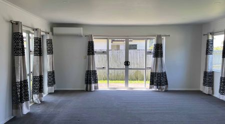 Spacious 5-Bedroom Family Home - Photo 4