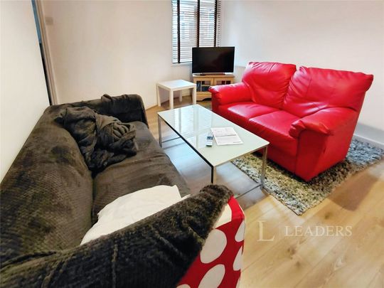 4 bedroom house to rent Standish Road, Manchester, M14 - Photo 1