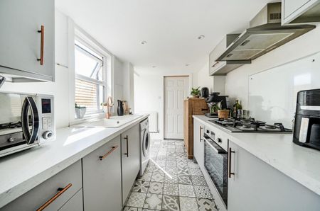 3 bedroom terraced house to rent - Photo 5