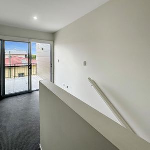 Modern 3 bedroom townhouse close to CBD. - Photo 3