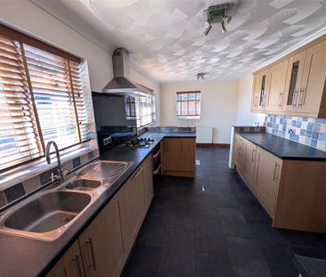 3 bedroom detached house to rent - Photo 3
