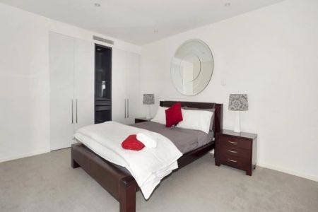 Luxury Living High Above Melbourne – Fully Furnished 1-Bedroom in Eureka Tower - Photo 5