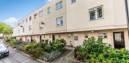 Spacious four douuble bedroom property with a garden - Photo 2