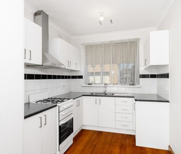 NESTLES CENTRALLY IN THOMASTOWN! - Photo 4