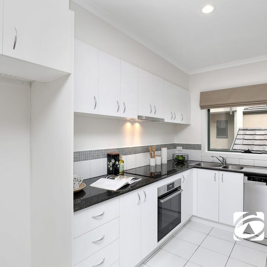 Stylish Three-Storey Townhouse in Prime Location! - Photo 1