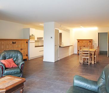 Ruim, gelijkvloers appartement met 2 slaapkamers, terras en een aut... - Foto 6