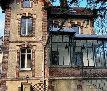 Une maison bourgeoise élevée sur sous sol. - Photo 1