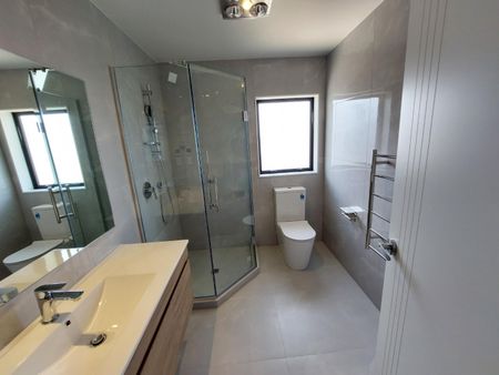 Large 7 Beds house with granny Flat - Photo 3