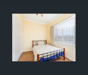 "Charming 3-Bedroom Home in Bell Park – Perfect for Families!" - Photo 3