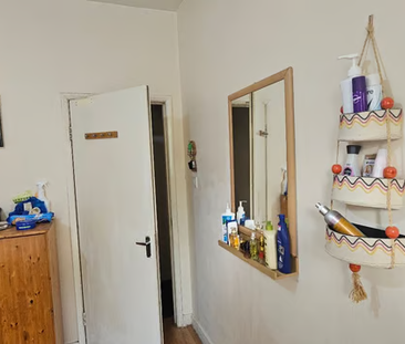 1 bedroom in a flat share to rent - Photo 6