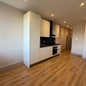 Quilters Way, Stoke Mandeville, AYLESBURY - Photo 2