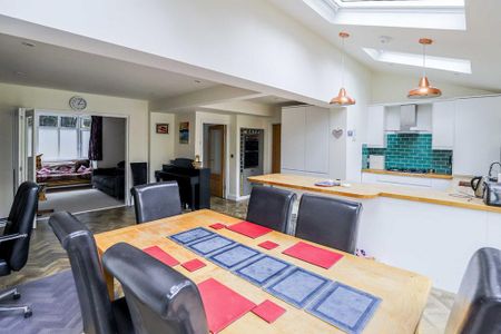 4 bedroom semi-detached house to rent - Photo 3