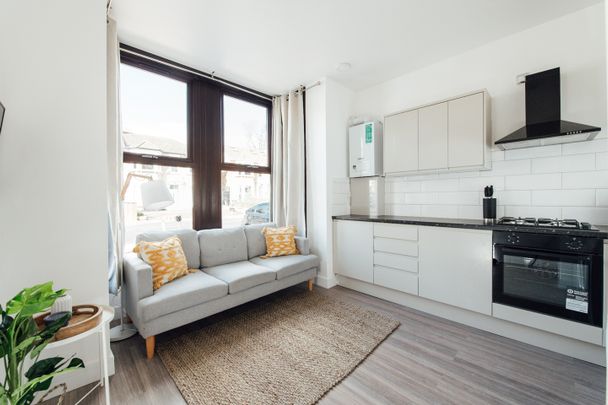 2 Bed Flat, Empress Avenue, IG1 - Photo 1