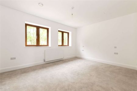 Beautifully presented, newly built family home with stunning rural views - Photo 4