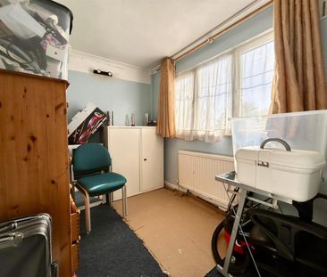3 Bedroom House - Mid Terrace To Let - Photo 5