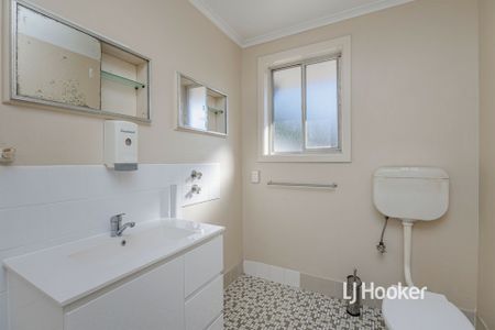 Unit Living - Photo 3