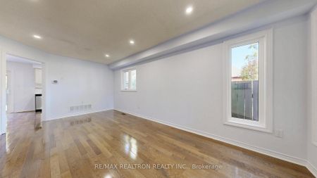 For Lease - 558 Willowick Drive, Newmarket, Ontario - Photo 2