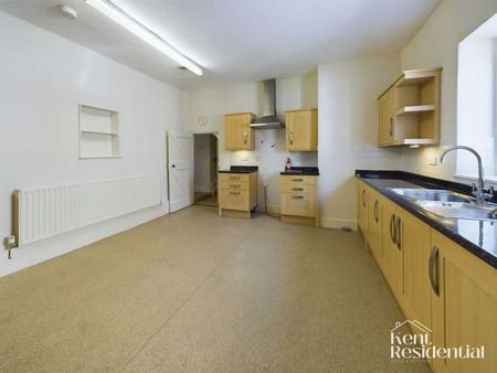 2 bed flat to rent in Deanery Gate, Rochester, ME1 - Photo 5