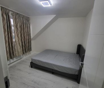1 bedroom in a flat share to rent - Photo 2