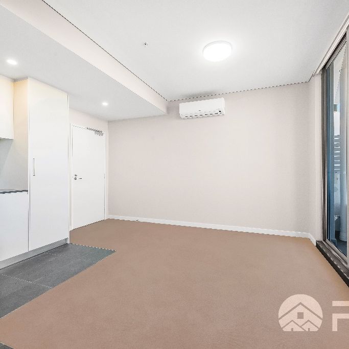 Modern 1 bedroom apartment close to amenities for lease - Photo 1