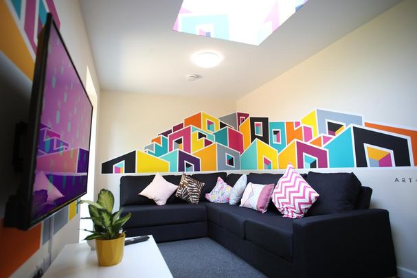 8 bedroom house of multiple occupation to rent - Photo 1