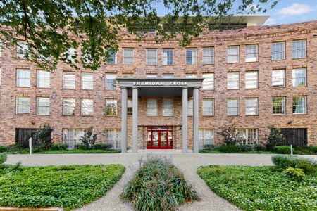 A Freshly Renovated Apartment Steps from Fawkner Park and The Alfred - Photo 3