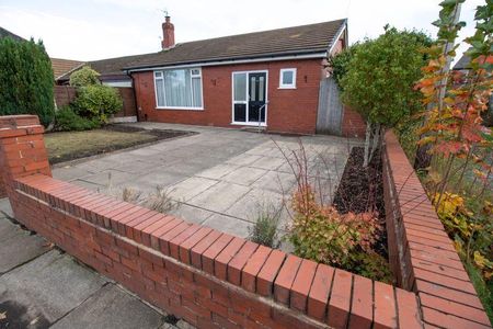 2 bedroom detached bungalow to rent - Photo 3