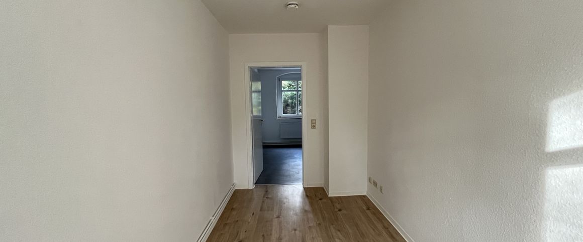 Helle Erdgeschosswohnung – mit Einbauküche und Pachtgarten auf Wunsch - Foto 1