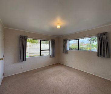 3-BEDROOM IN MACLEANS COLLEGE ZONE - Photo 4