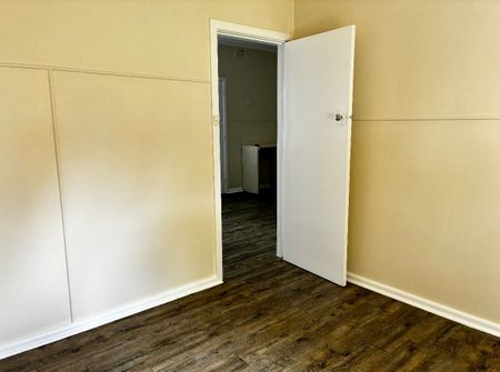 2 bedroom flat in a Great Location! - Photo 2