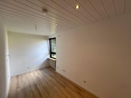 Zentrale und ruhig gelegene 2-Raum-Wohnung mit Balkon und Einbauk - Photo 3