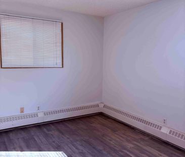 Moon Manor – 2 Bedroom 1 Bathroom Unit Available - Photo 1