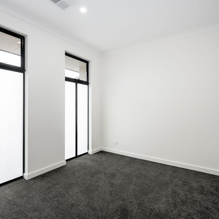 Stunning Executive Home - Midway Between City and Beach! - Photo 1