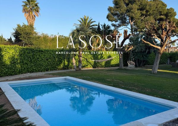 House 338m² with terrace to rent in Terramar, Sitges