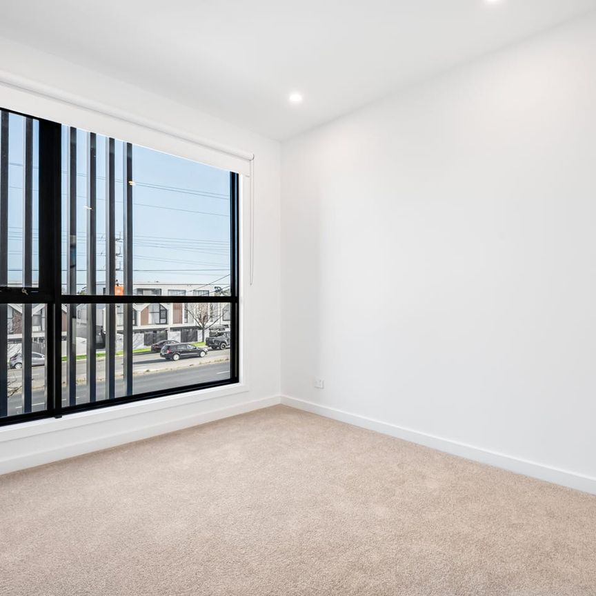 Brand-New 4 Bedroom Luxury Townhouse in McKinnon Primary Zone - Photo 1