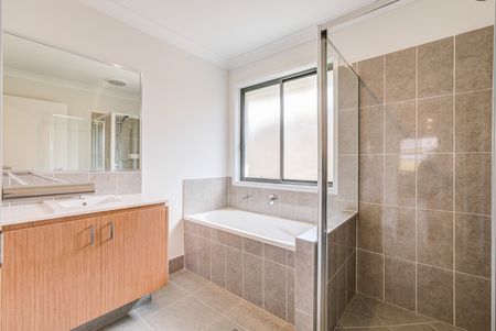 5 Gregor Crescent, Coomera QLD 4209 - House For Rent | Domain - Photo 4