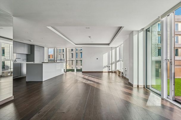 Light-filled 16th floor apartment in a vibrant, waterside Central London location for rent. - Photo 1