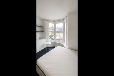 3 Bed Flat, Wedderburn Road, IG11 - Photo 3