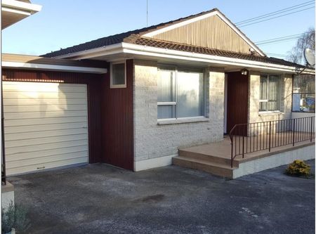 MT ALBERT - 2 bedroom unit with a garage - Photo 5