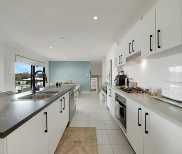 LOW SET FOUR BEDROOM HOME IN VANTAGE ESTATE! - Photo 4