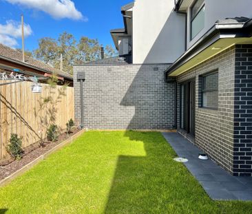 Prime Location - Spacious Double Storey Townhouse - Photo 3