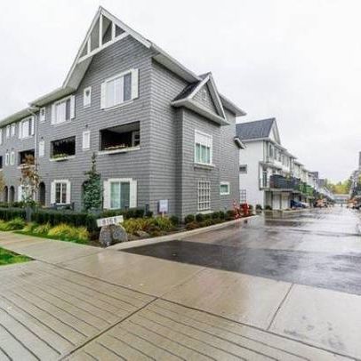 4 Beds & 3.5 Bath Townhouse in the Urban Core of Newton, Surrey! - Photo 1