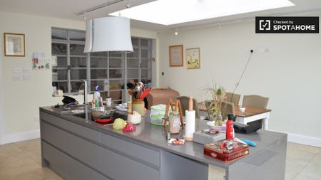 Cute room to rent in 4-bedroom house in Terenure, Dublin - Photo 5