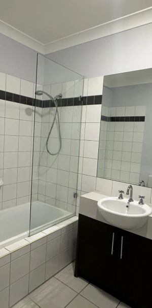 Light filled 2 Bedroom Apartment - Photo 1