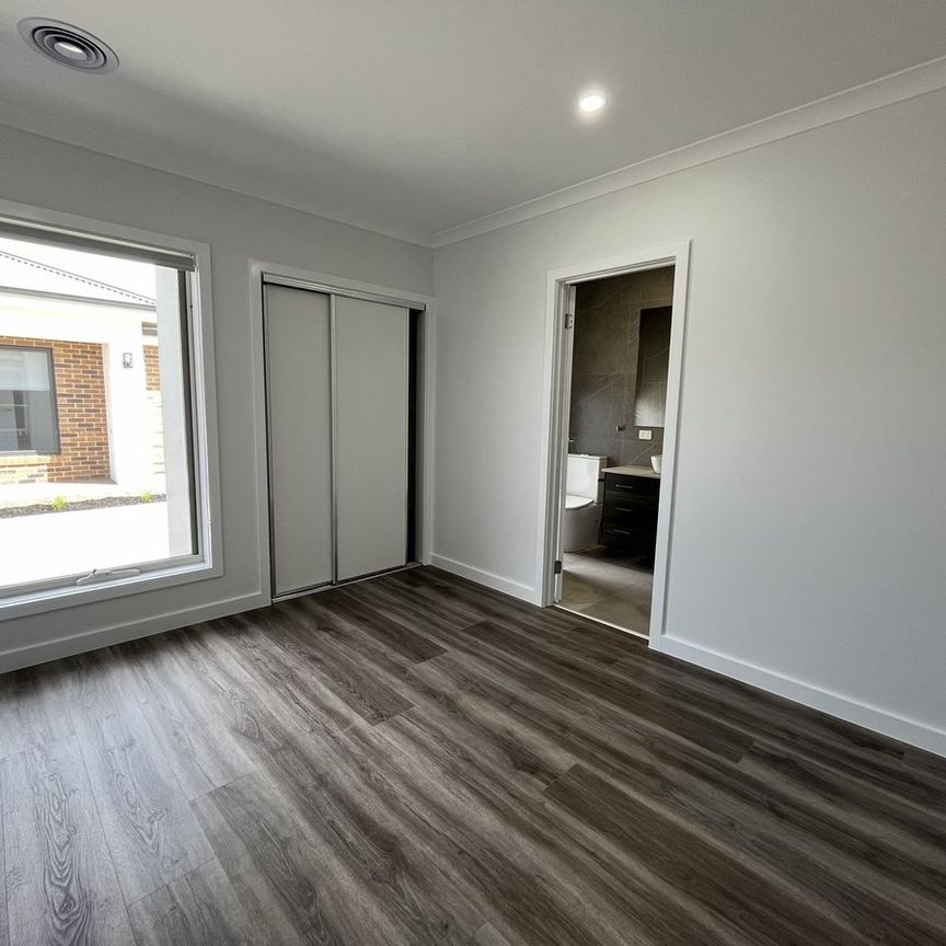 3 BEDROOM TOWNHOUSE - Photo 1